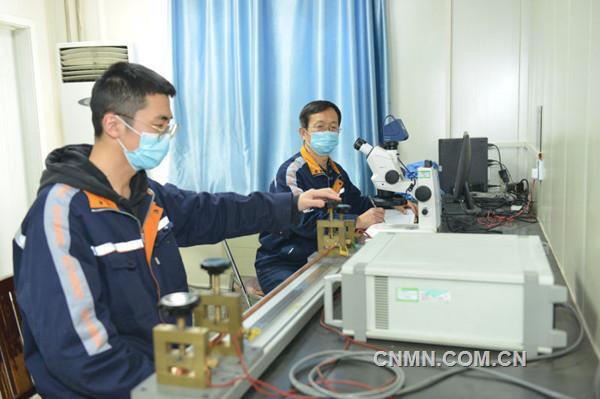 中鋁洛陽銅加工有限公司堅持追蹤最新技術(shù)標準，注重科技引領(lǐng)企業(yè)發(fā)展。近日，該公司變更授權(quán)申請的《金屬材料電阻率測量方法》，通過國家認證認可監(jiān)督管理委員會最新方法標準授權(quán)使用。至此，該公司已有170余項檢測標準獲得國家最新版本標準授權(quán)。